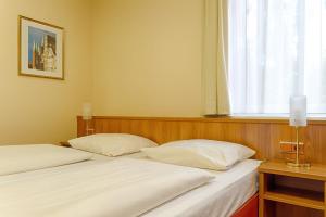 Postel nebo postele na pokoji v ubytování Traveller Hotel