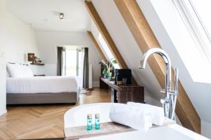 Ein Bett oder Betten in einem Zimmer der Unterkunft Van Heeckeren Hotel