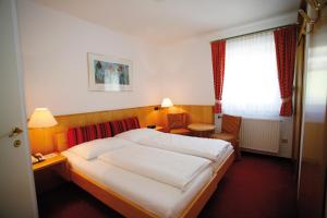 A bed or beds in a room at Seehotel Hoffmann