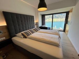 A bed or beds in a room at Seehotel Hoffmann