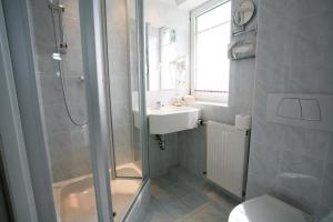 A bathroom at Seehotel Hoffmann