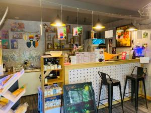 头顿林宋酒店的一间有两把椅子和柜台的商店