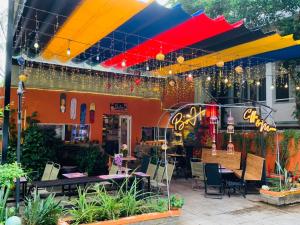 头顿林宋酒店的餐厅设有配备椅子和灯的庭院