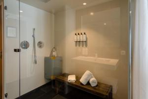 Ein Badezimmer in der Unterkunft Van Heeckeren Hotel