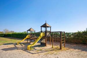 einen Spielplatz mit Rutsche in der Unterkunft Camping Grande Italia Vulcano 8 in Chioggia