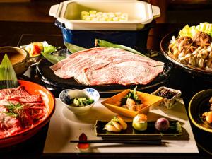 大阪的住宿－Udatsuya，一张桌子上有很多种不同的食物