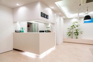 una stanza vuota con un bancone e una pianta di Asakusa Designer Hotel YOSHII a Tokyo