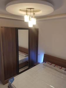 Riviera Resort Apartment - Pool view & Wifi في شرم الشيخ: غرفة نوم بها مرآة وسرير
