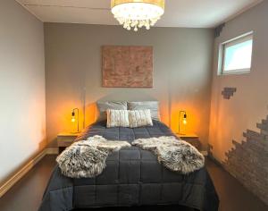 1 dormitorio con 1 cama grande con mantas de peluche en Johanssonin talo 1849, en Joensuu