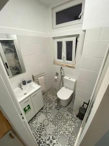 リスボンにあるCasa da Ildaの小さなバスルーム(トイレ、シンク付)