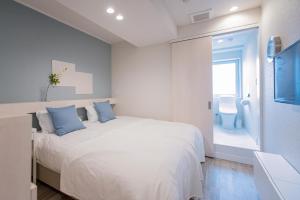 Rúm í herbergi á Asakusa Designer Hotel YOSHII
