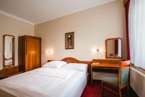 Tempat tidur dalam kamar di Wellness Hotel Lužan
