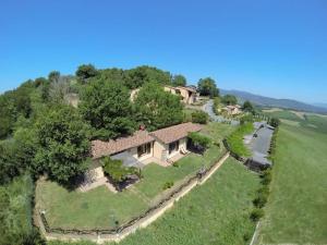 uma vista aérea de uma casa numa colina em Borgo di Monte Murlo em Guardistallo