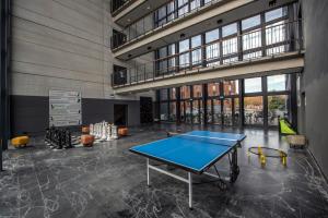 Stolní tenis v ubytování a&o Copenhagen Sydhavn nebo okolí