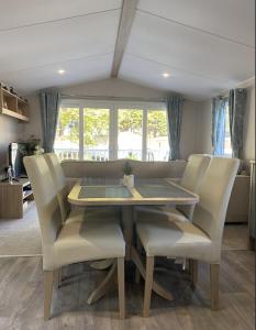 a dining room with a table and chairs at KellysHolidayHomes 26 Willerby 2 bedrooms caravan in Weeley