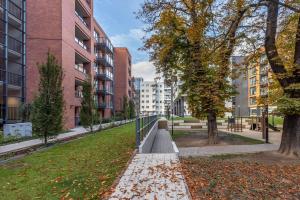 a park in a city with trees and buildings at Apartament z balkonem blisko Starego Miasta in Gdańsk