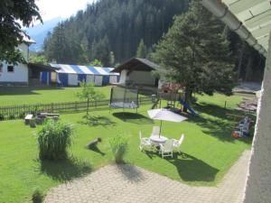 an aerial view of a yard with a table and chairs at Gästehaus Hoamat'l in Bach