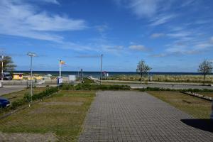 海利根港的住宿－Appartementhaus Ostseeresidenz，一条砖砌的海滨步道