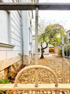 einer Bank, die vor einem Gebäude sitzt in der Unterkunft RÖSCH Apartment in Weimar