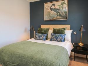 um quarto com uma cama e uma fotografia de um pássaro em Saxon Princess Suite em Saltburn-by-the-Sea