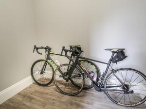 duas bicicletas estacionadas uma ao lado da outra contra uma parede em Saxon Princess Suite em Saltburn-by-the-Sea
