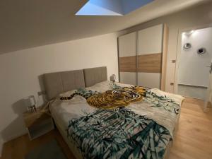 Un dormitorio con una cama con una serpiente. en Apartments Dragica, en Poreč