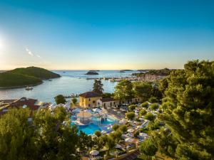 vista aerea di un resort con piscina di Maistra Select Belvedere Resort a Vrsar