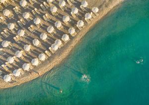una vista aerea sulla spiaggia e sull'oceano di Maistra Select Belvedere Resort a Vrsar