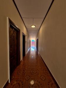 an empty hallway with a hallwayngthngthngthngthngthngthngthngthngthngth at Saphaothong guesthouse in Vang Vieng