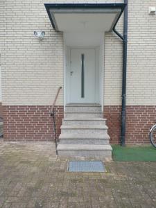 a brick building with stairs leading to a door at Ferienwohnung am Kurpark in Bad Rothenfelde