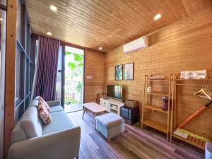 TV a/nebo společenská místnost v ubytování Long Hải Channel Beach Resort