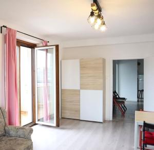 - un salon avec un canapé et des portes coulissantes en verre dans l'établissement Nr 1 Apartment with 2 Balconies 3 Bedrooms Near Main Train Station, à Vienne