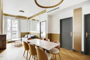 - une salle à manger avec une table et des chaises dans l'établissement Pick A Flat's Apartments in Champs Elysées - Rue du Colisée, à Paris