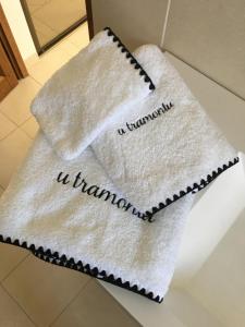 biały ręcznik siedzący na blacie w obiekcie Villa U Tramontu w mieście Granace