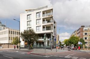 a tall white building on a city street at Superb apartment with terrace near the river in Putney by UnderTheDoormat in London