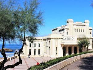 ein großes weißes Gebäude am Meer in der Unterkunft Studio Biarritz, 1 pièce, 2 personnes - FR-1-3-412 in Biarritz