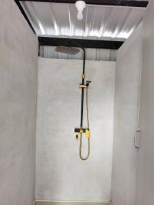 een badkamer met een douche en een plafond bij Wild Ones Hostel in Bangkok