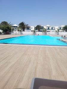 Bazén v ubytovaní Casa Amor Costa Teguise alebo v jeho blízkosti
