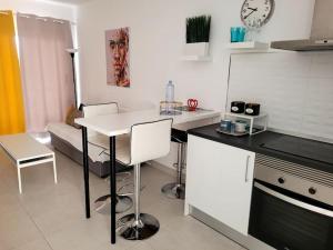 Kuchyňa alebo kuchynka v ubytovaní Casa Amor Costa Teguise