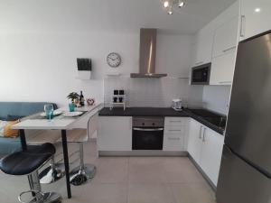 Kuchyňa alebo kuchynka v ubytovaní Casa Amor Costa Teguise