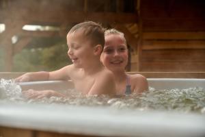 dos niños están sentados en una bañera en Sandberghe - Een plek om te verdwalen en Uden