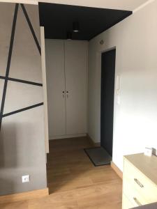 an empty room with white cabinets and a black ceiling at Apartament Centrum Malbork in Malbork