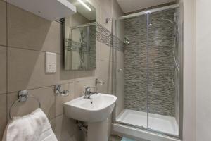 Koupelna v ubytování Sliema Bedrooms with ensuite bathrooms
