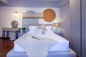 sypialnia z dużym białym łóżkiem i biurkiem w obiekcie Star Regency by Plush w mieście Brinchang