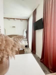 um quarto com uma cama, um espelho e uma cortina em Ida Old Town Rooms em Dubrovnik