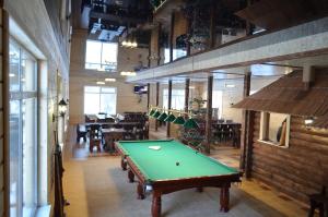 a pool table in the middle of a room at Sadyba Lisova Kvitka in Verkhniy Yasenov