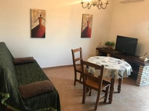 Гостиная зона в Conil, Colorado 2 rustico y económico