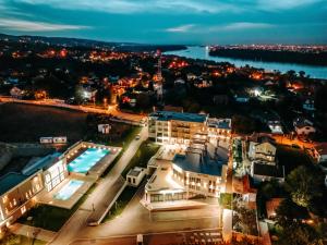 una vista aerea di una città di notte di Nordic Resort a Novi Sad
