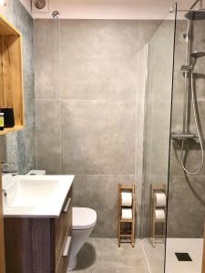 een badkamer met een wastafel, een toilet en een douche bij Casa Alejandro Las Vistas in Arona