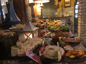 een buffet met veel verschillende soorten eten op tafel bij Paul's Fantasia Boutique Suites in Szczecin